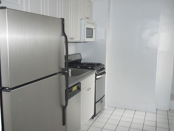 3rd image of 140 E 46th St APT 8K