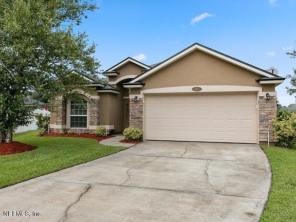 2nd image of 13 Twin Aspen Cir