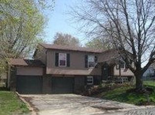 318 Saint Rose Dr, Godfrey, IL 62035
