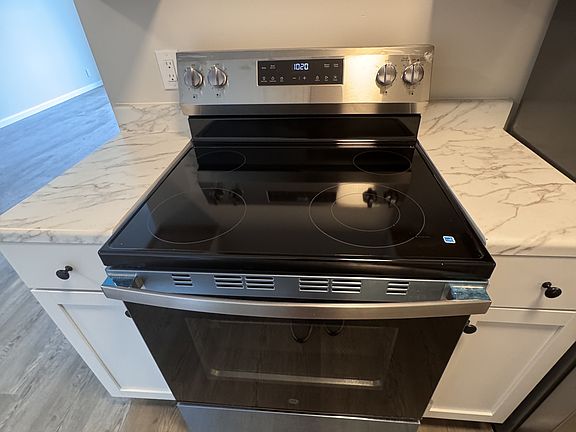 5th image of 101 Surrey Ct #8