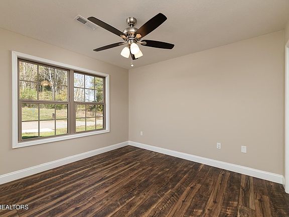 4th image of 150 Oak Place Cir