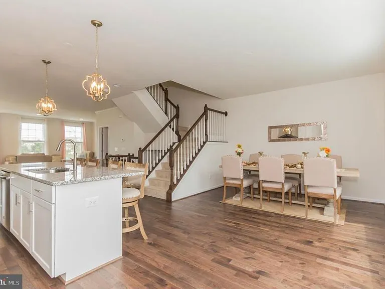 42275 Lancaster Woods Sq — Photo 7