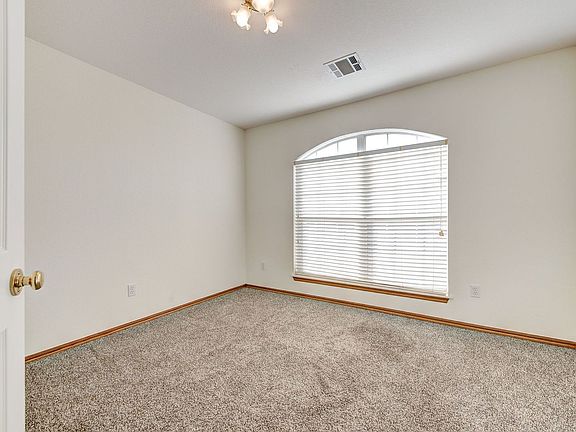 3rd image of 805 Camelot Dr