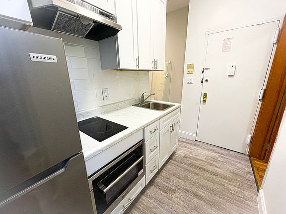3rd image of 620 E 11th St APT 22