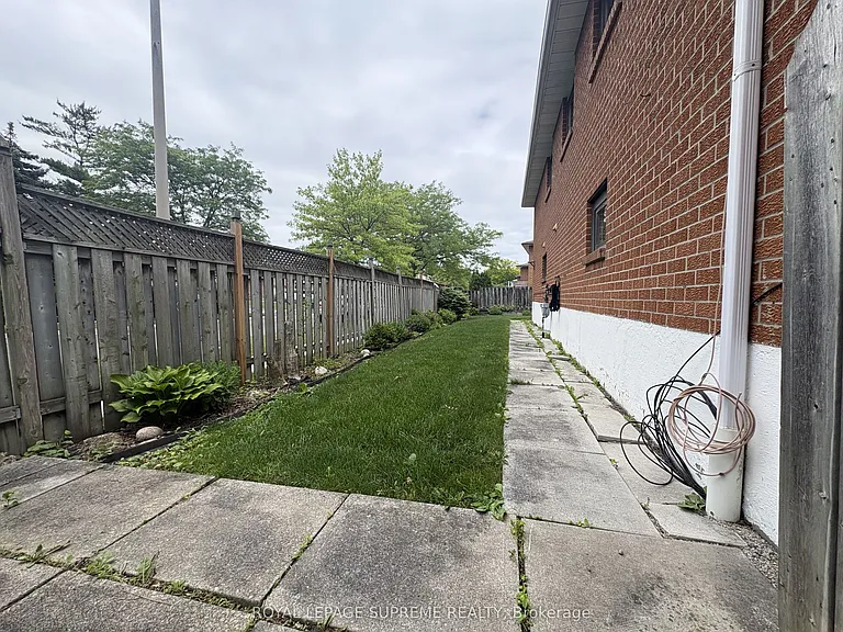 966 Lovingston Cres — Photo 2