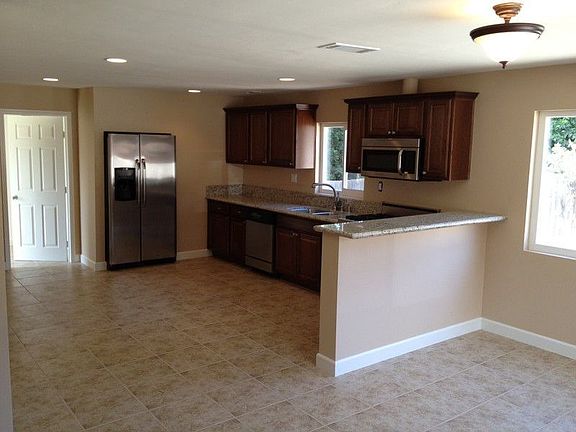 3rd image of 507 Robin Hill Ln