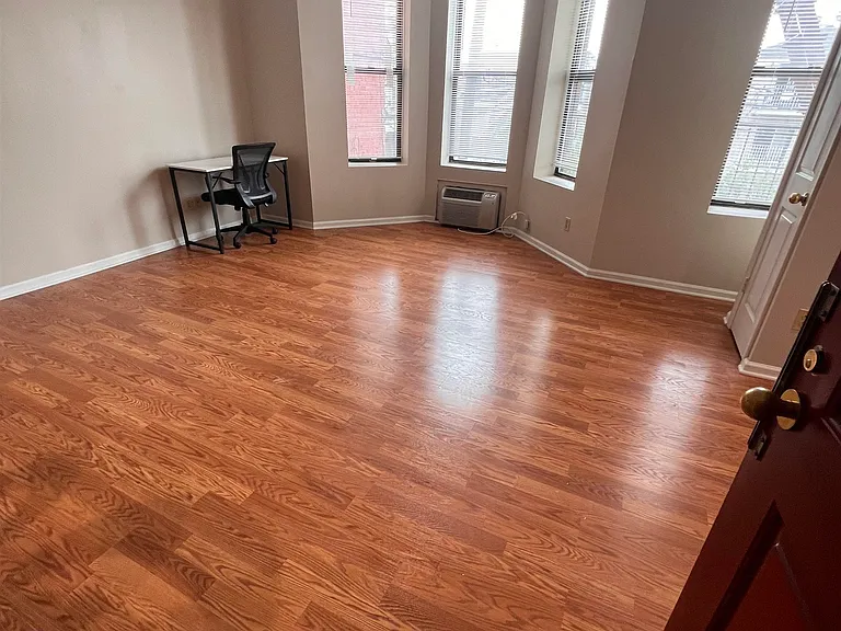 222-224 48th St #2A — Photo 4
