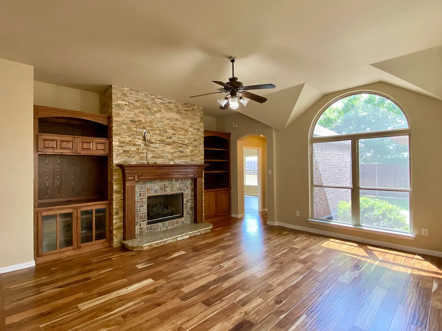3 bed, 1987 sqft, $2,350 — Photo 4