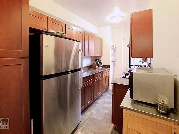 3rd image of 65 Park Ter E APT C55