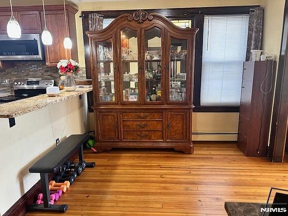 4th image of 755 Myrtle St