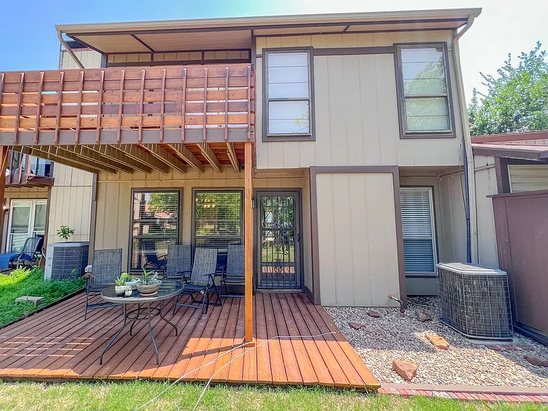 12021 Hawthorne Ln — Photo 3