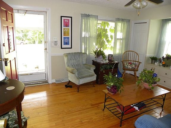 2nd image of 1112 Lawson St