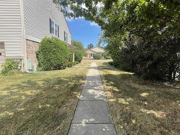 2nd image of 15842 Charleston Dr