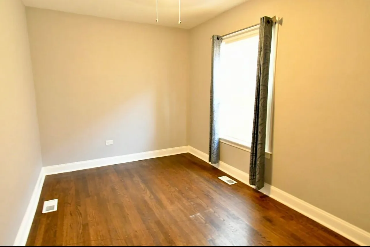6 bed, 2800 sqft, $3,200 — Photo 1