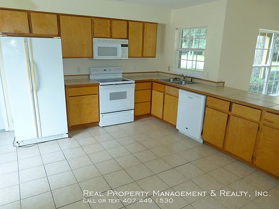 3rd image of 937 Pecan St