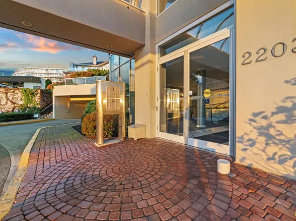 2203 Bellevue Ave #201, West Vancouver, BC V7V 4V7