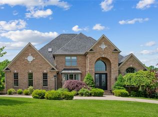 244 Lakeview Dr, Coraopolis, PA 15108