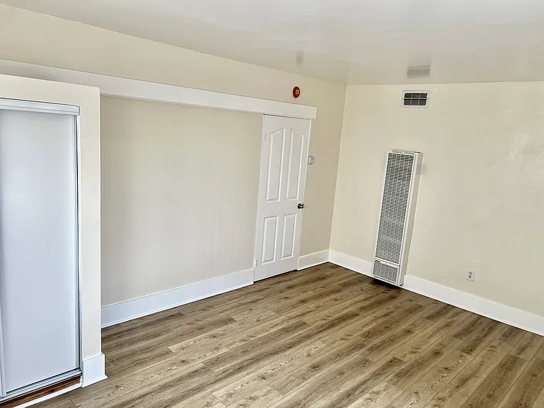220 E 20th St — Photo 15