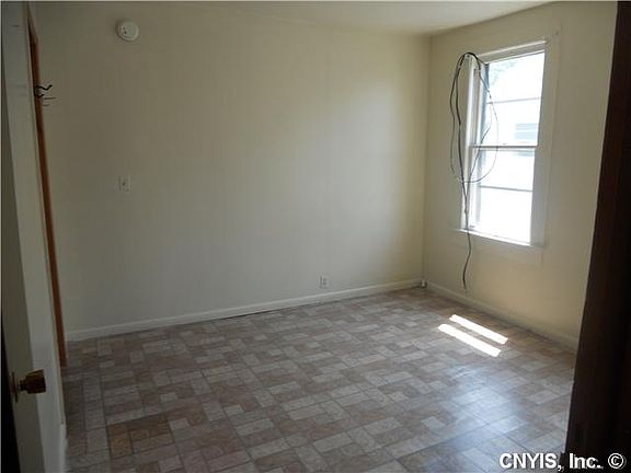4th image of 924 Oak St