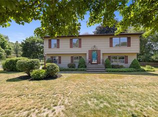 27 Carriage Ct, Pittsford, NY 14534