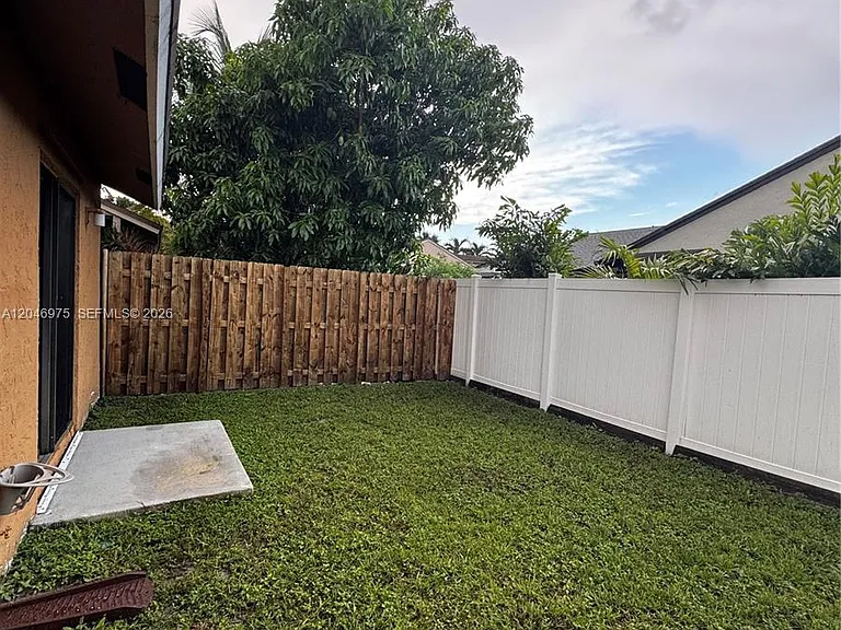 951 SW 109th Ave — Photo 21