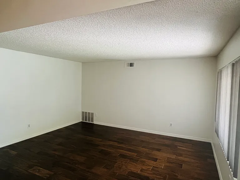 744 W Montrose St — Photo 2