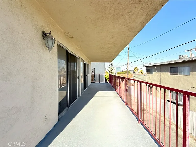 810 E Grand Ave — Photo 32