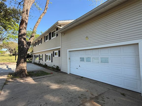 3rd image of 1009 Country Club Rd