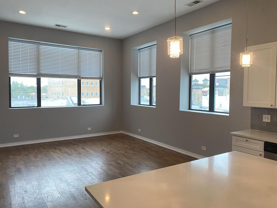 2nd image of 7056 N Clark St #303