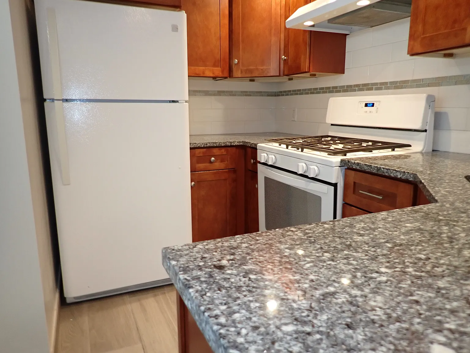 3 bed, 1.5 bath, 1250 sqft, $3,200 — Photo 3