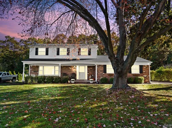 5265 Greenfield Rd, Brighton, MI 48114