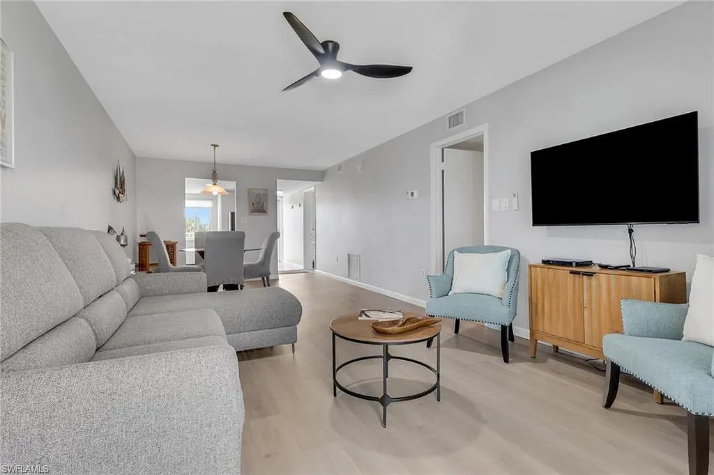 2 bed, 2.0 bath, 930 sqft, $5,600 — Photo 3