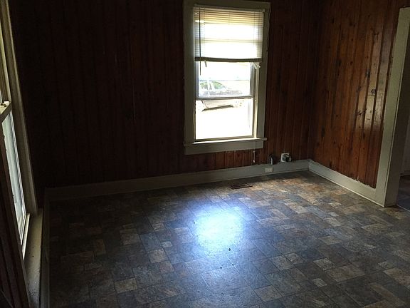4th image of 915 E Davis Ave