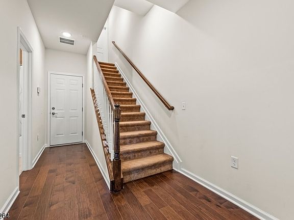 4th image of 18 Cortland Ct