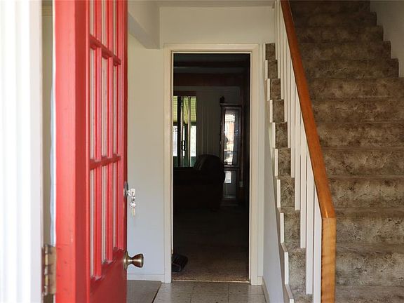 4th image of 901 Red Oak Ln