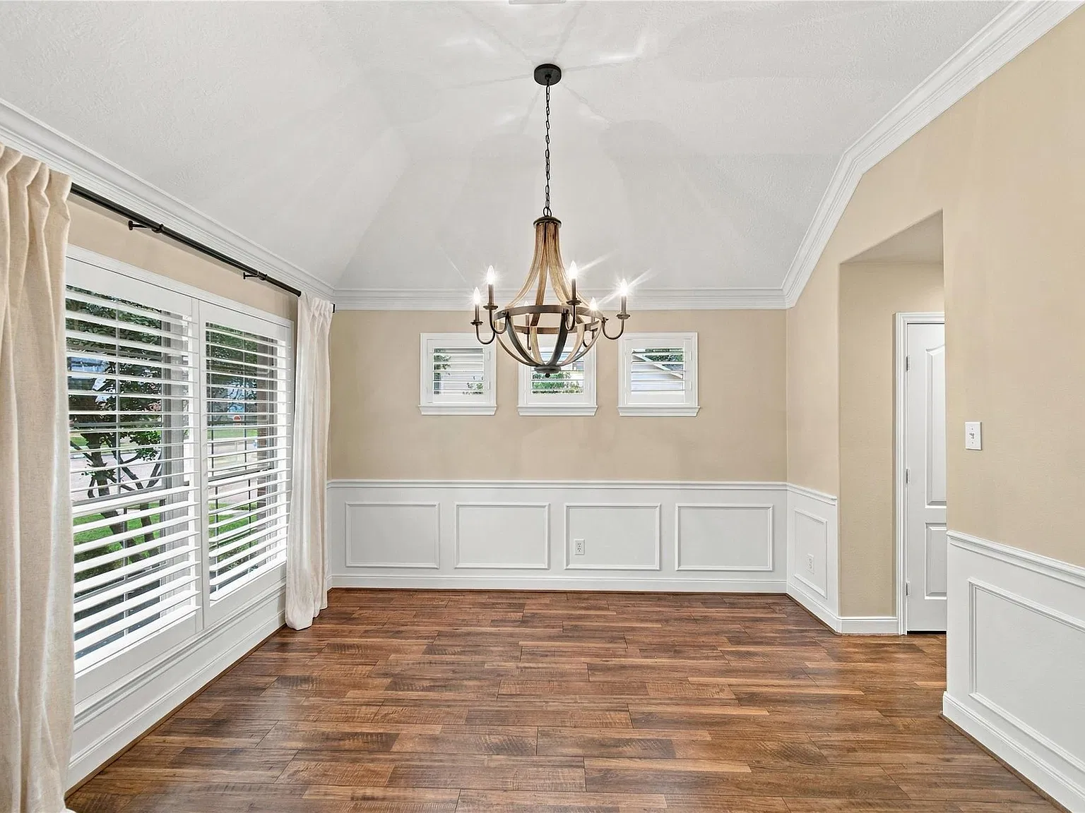3 bed, 2.0 bath, 2102 sqft, $2,700 — Photo 4