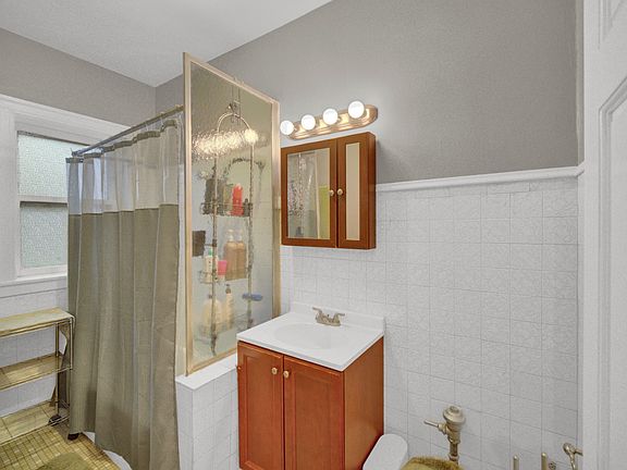 4th image of 3505 N Pine Grove Ave APT 3S