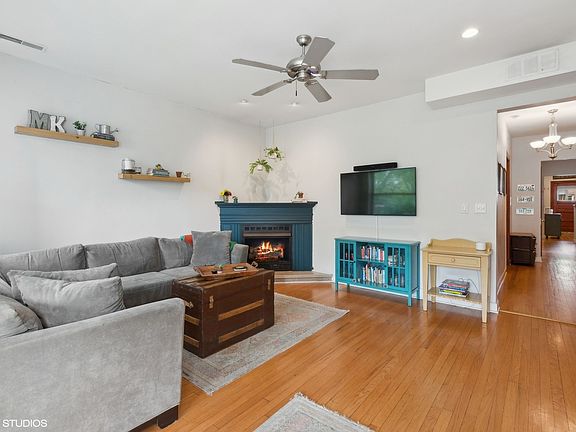 4th image of 6527 N Bosworth Ave APT 2