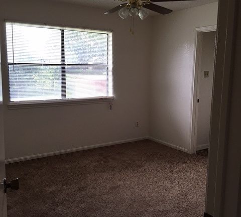 3rd image of 118 Bridle Dr
