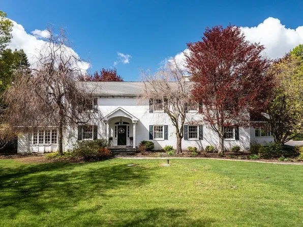 8 Meadow Dr, Fayetteville, NY 13066