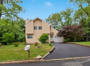 3 McIntosh Ln, Hampton, NJ 08827