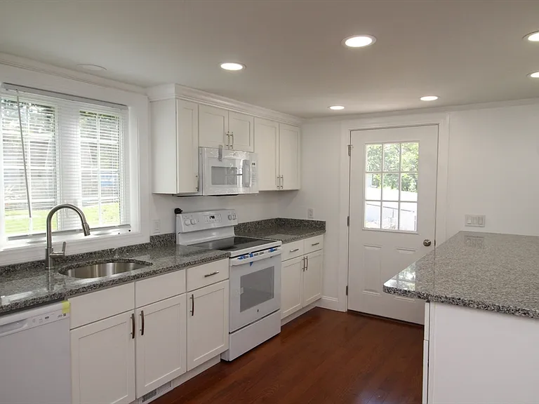 96 Walnut Ln #B — Photo 8