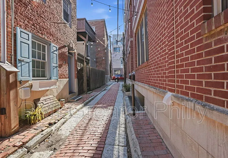 243 Montrose St #103 — Photo 4