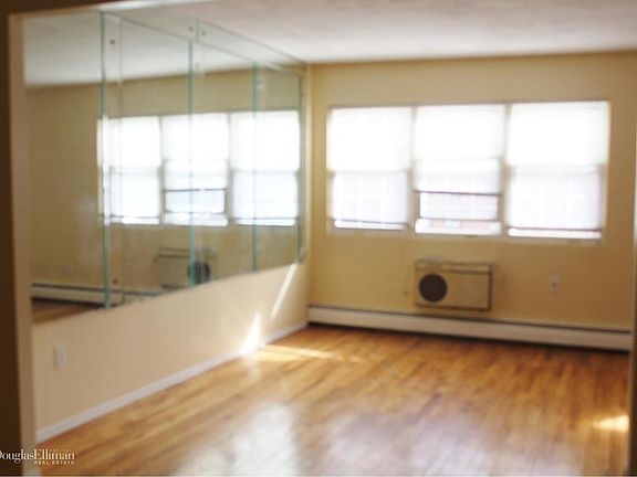 3rd image of 828 Crescent St #2
