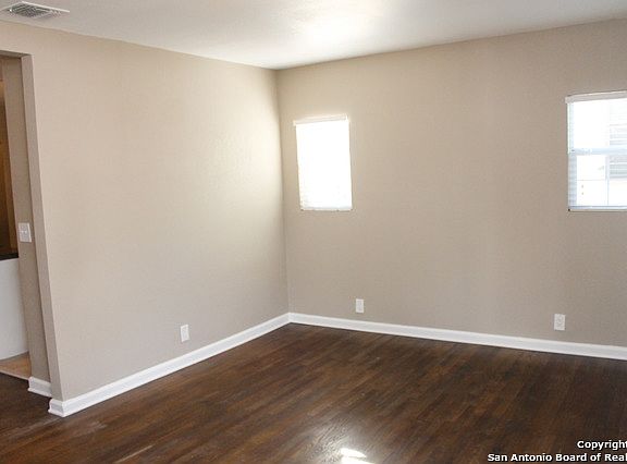 2nd image of 1434 W Gramercy Pl