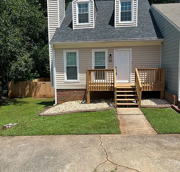 818 Manning Way SW — Photo 1