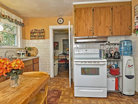 2nd image of 7 Saratoga St