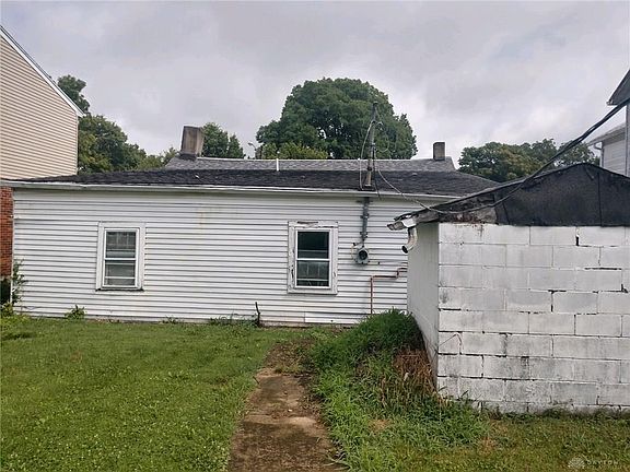 4th image of 391 E Market St