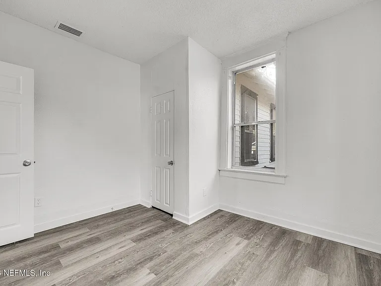 522 W 21st St — Photo 10