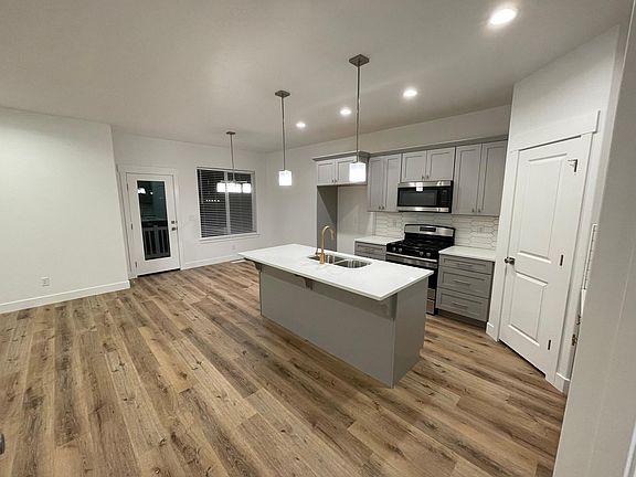 4th image of 407 N 250 W